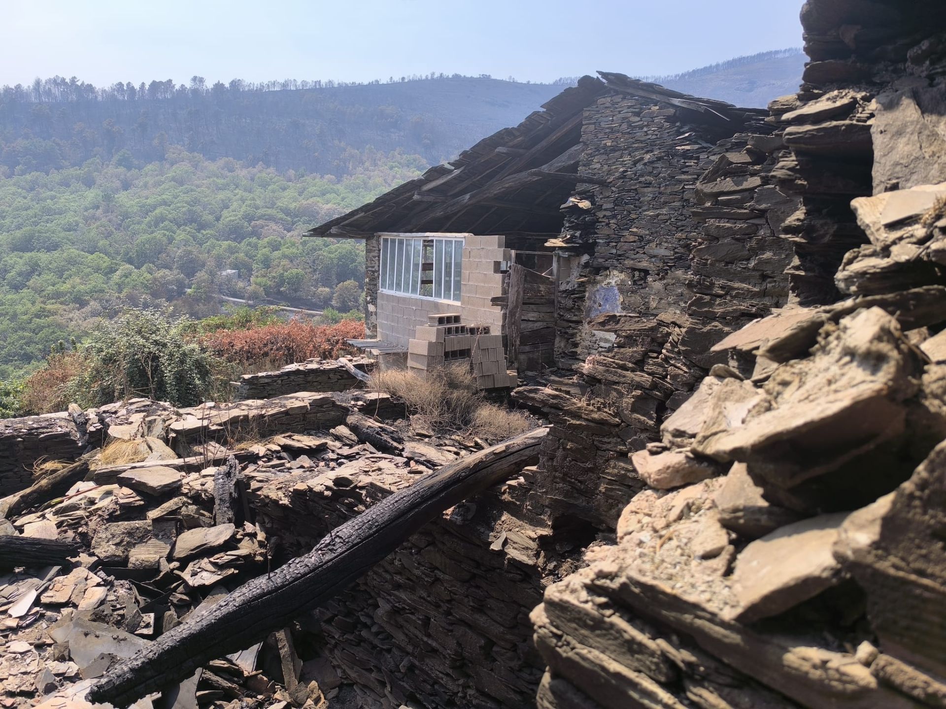 Las imágenes de la &#039;aldea vasca&#039; arrasada por el fuego en Ourense