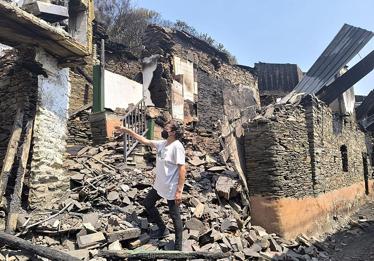 Las imágenes de la &#039;aldea vasca&#039; arrasada por el fuego en Ourense