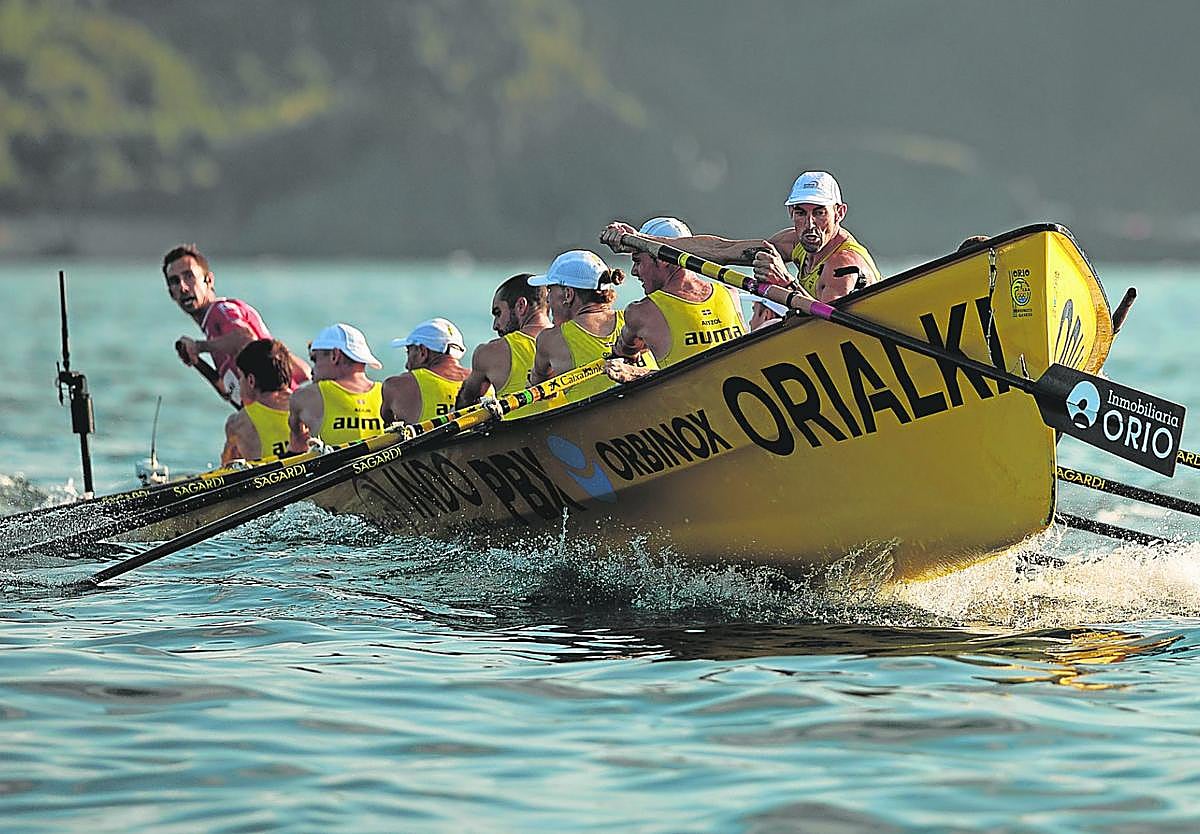 El proel de Orio se dispone a meter el remo de trincar en la segunda ciaboga en aguas de Ondarroa.