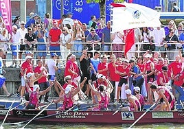La tripulación de Zumaia celebra por todo lo alto la victoria en el Villa de Bilbao.