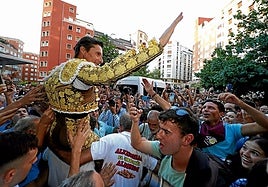 Diego Urdiales salió a hombros de la plaza de Vista Alegre tras cortar dos orejas a su segundo toro.