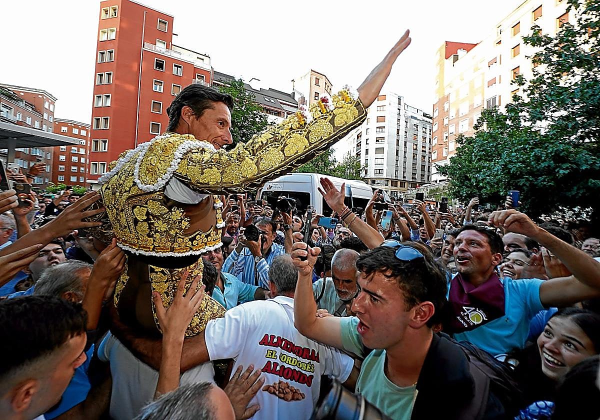Diego Urdiales salió a hombros de la plaza de Vista Alegre tras cortar dos orejas a su segundo toro.