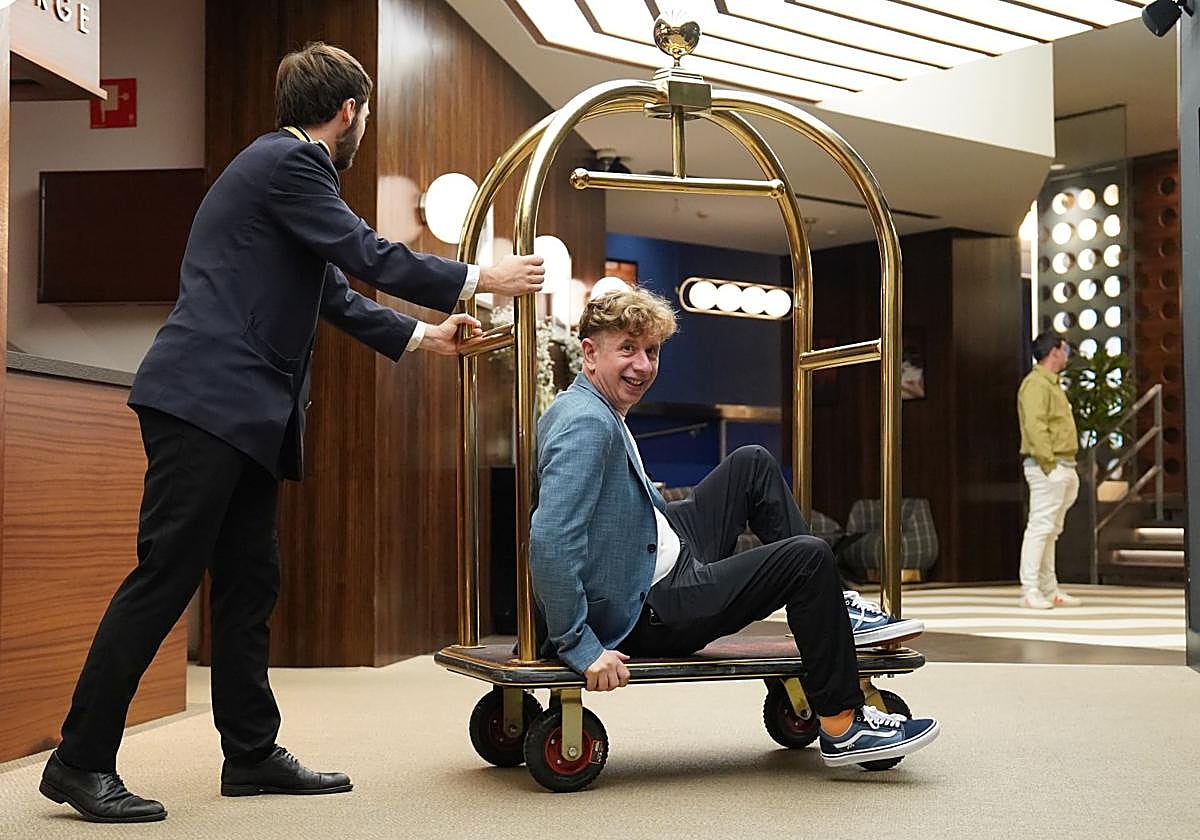 No es lo que parece, porque Gabino Diego no tiene ningún mayordomo personal.