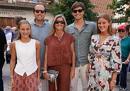 Eulalia Rivas y Javier Parejo, junto a sus hijos Eulalia (a su derecha), Javier y Marta (a la izquierda).
