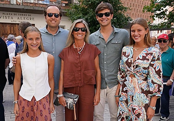 Eulalia Rivas y Javier Parejo, junto a sus hijos Eulalia (a su derecha), Javier y Marta (a la izquierda).