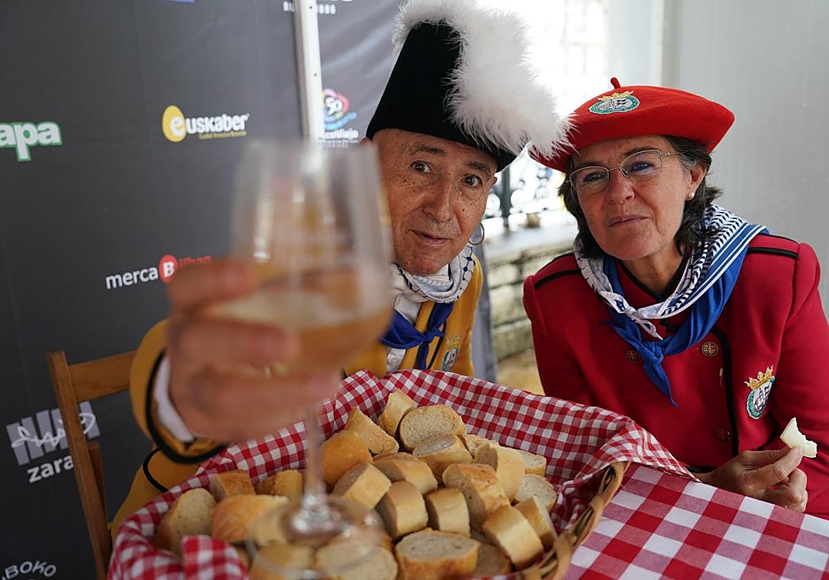 Francis Díez brinda a cámara mientras comparte con Olatz Agirre un pequeño descanso en medio de una jornada maratoniana.