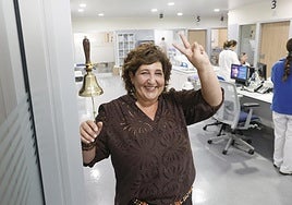 Catherin toca la campana que simboliza el fin de las sesiones de quimio. Lo hace con retraso y ya totalmente recuperada porque su último día no lo hizo.