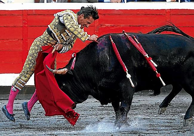 Estocada al volapié de Diego Urdiales que corroboró su triunfo ayer en Bilbao.