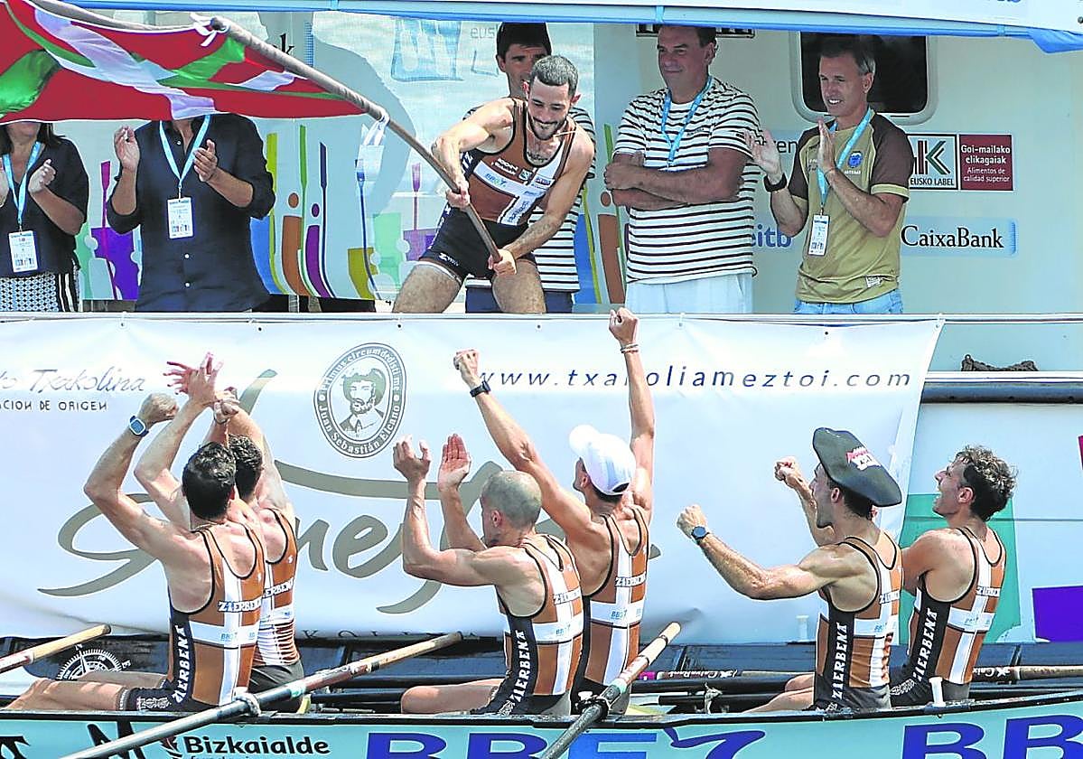 El patrón de Zierbena, Aitor Lazkano, ondea la Ikurriña de Getaria ante el júbilo de su tripulación.