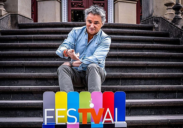 Joseba Fiestras posa con un cartel del FesTVal que este año celebra su 17º edición.