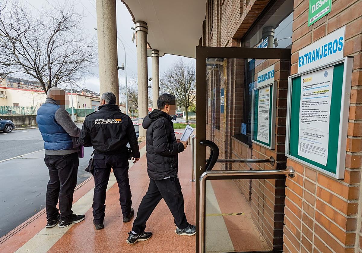 Acceso principal a la comisaría de la Policía Nacional en la calle Oñate, en Salburua.