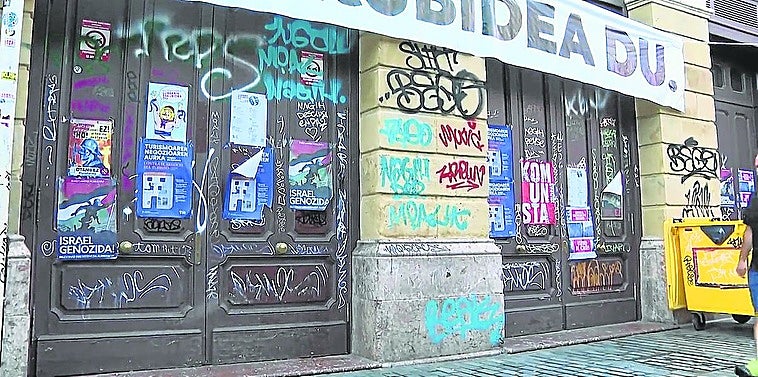 Algunas pintadas en uno de los laterales del Teatro Arriaga.