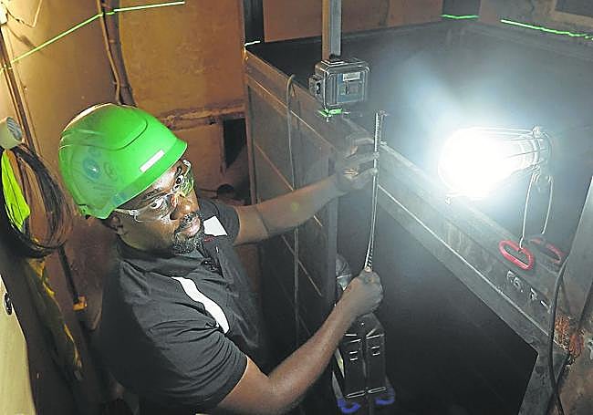 Ahmadou Tall ha retrasado sus vacaciones para completar una obra.