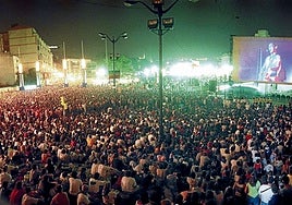 El concierto de Manu Chao fue tan multitudinario que se colocó una pantalla junto a la ría para seguirlo fuera de la plaza del Gas.