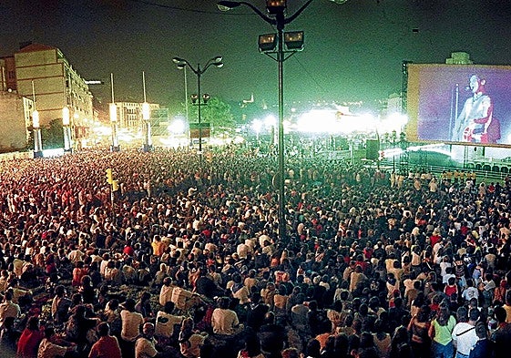 El concierto de Manu Chao fue tan multitudinario que se colocó una pantalla junto a la ría para seguirlo fuera de la plaza del Gas.