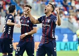 Javier Martón celebra pleno de alegría uno de los dos goles que el navarro ha marcado en sus primeros dos partidos como armero.
