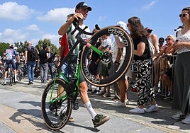 Joel Nicolau se prerara para tomar la salida de la primera etapa.