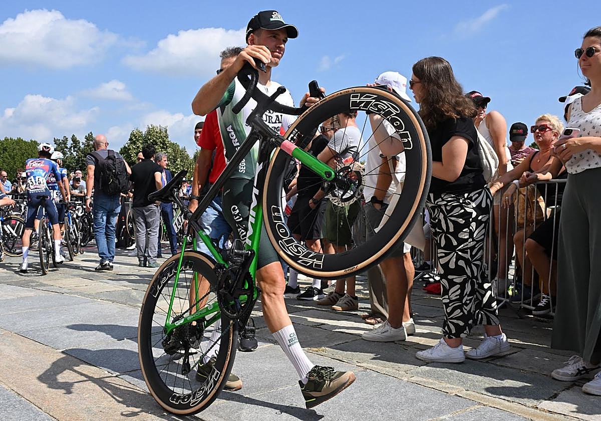 Joel Nicolau se prerara para tomar la salida de la primera etapa.