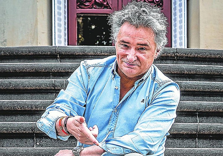 Joseba Fiestras posa con un cartel del FesTVal, que este año celebra su 17 edición.