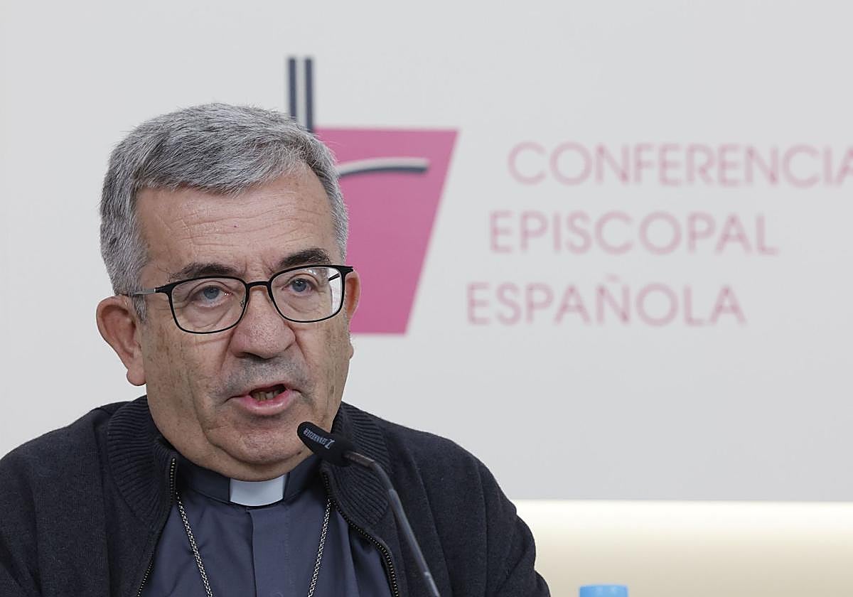 El presidente de la Conferencia Episcopal Española, Luis Argüello, durante una rueda de prensa.