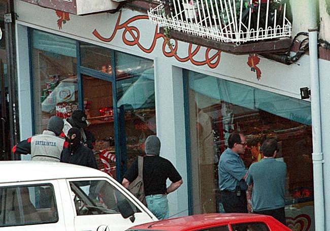 Ertzainas en la tienda de chucherías donde ETA asesinó a Indiano.