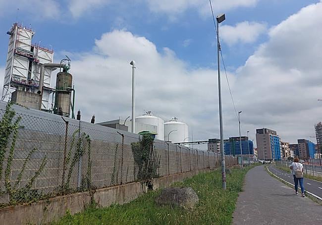 Vista de las instalaciones de Oxinorte, con las viviendas al fondo.