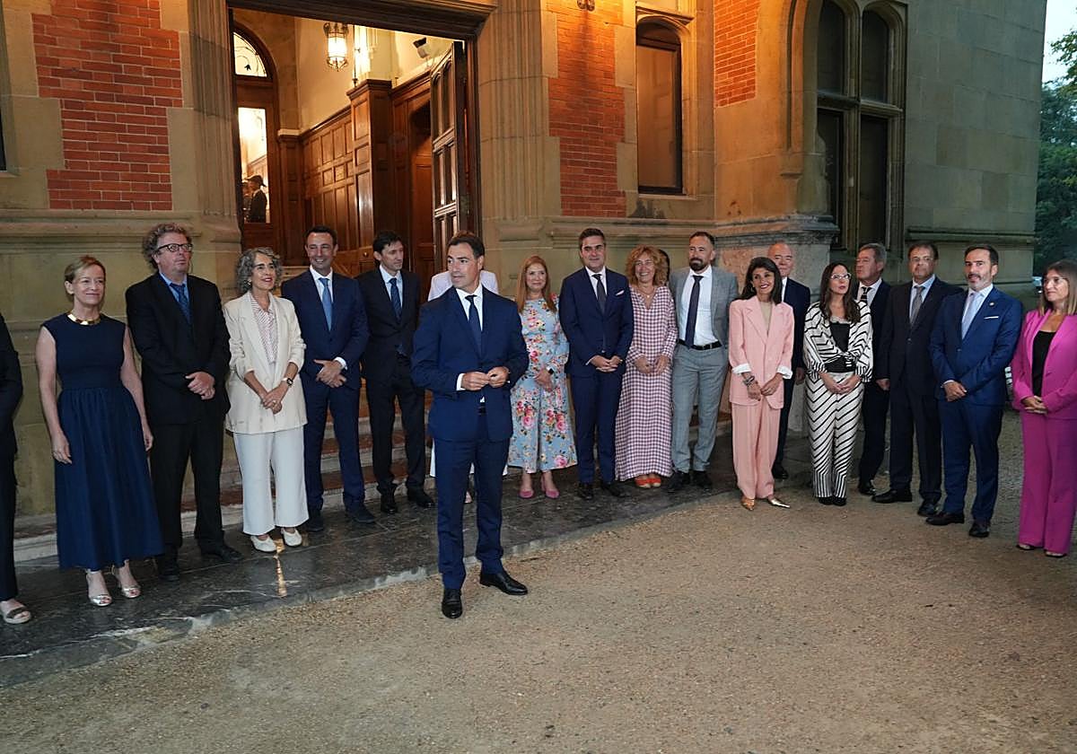 Pradales y sus consejeros, durante el acto celebrado el año pasado en el Palacio de Miramar.