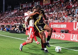 Nteka protege un balón en el duelo de la primera jornada frente al Girona.