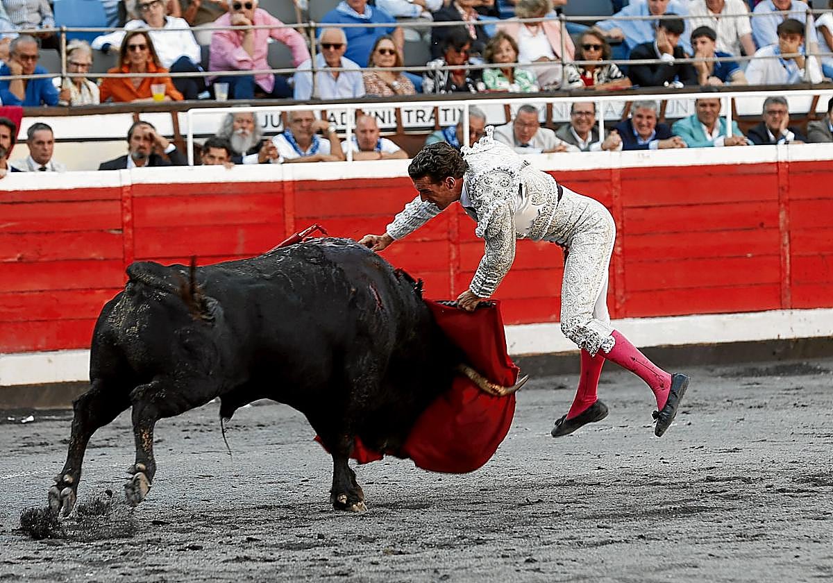 Fernando Adrián entra a matar de excelente estocada a un sobrero que fue sin duda el mejor de la corrida.