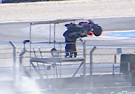 Se roza la tragedia en Moto GP: grave accidente de Acosta y su moto casi golpea a un cámara