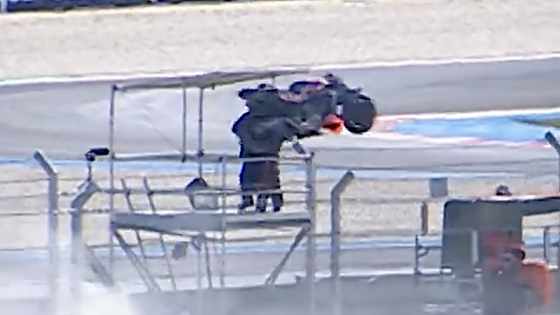 Se roza la tragedia en Moto GP: grave accidente de Acosta y su moto casi golpea a un cámara