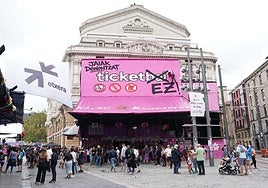 Decoración en contra del TicketBai junto al Arriaga.