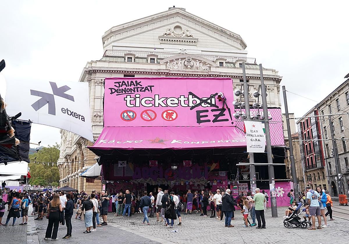 Decoración en contra del TicketBai junto al Arriaga.