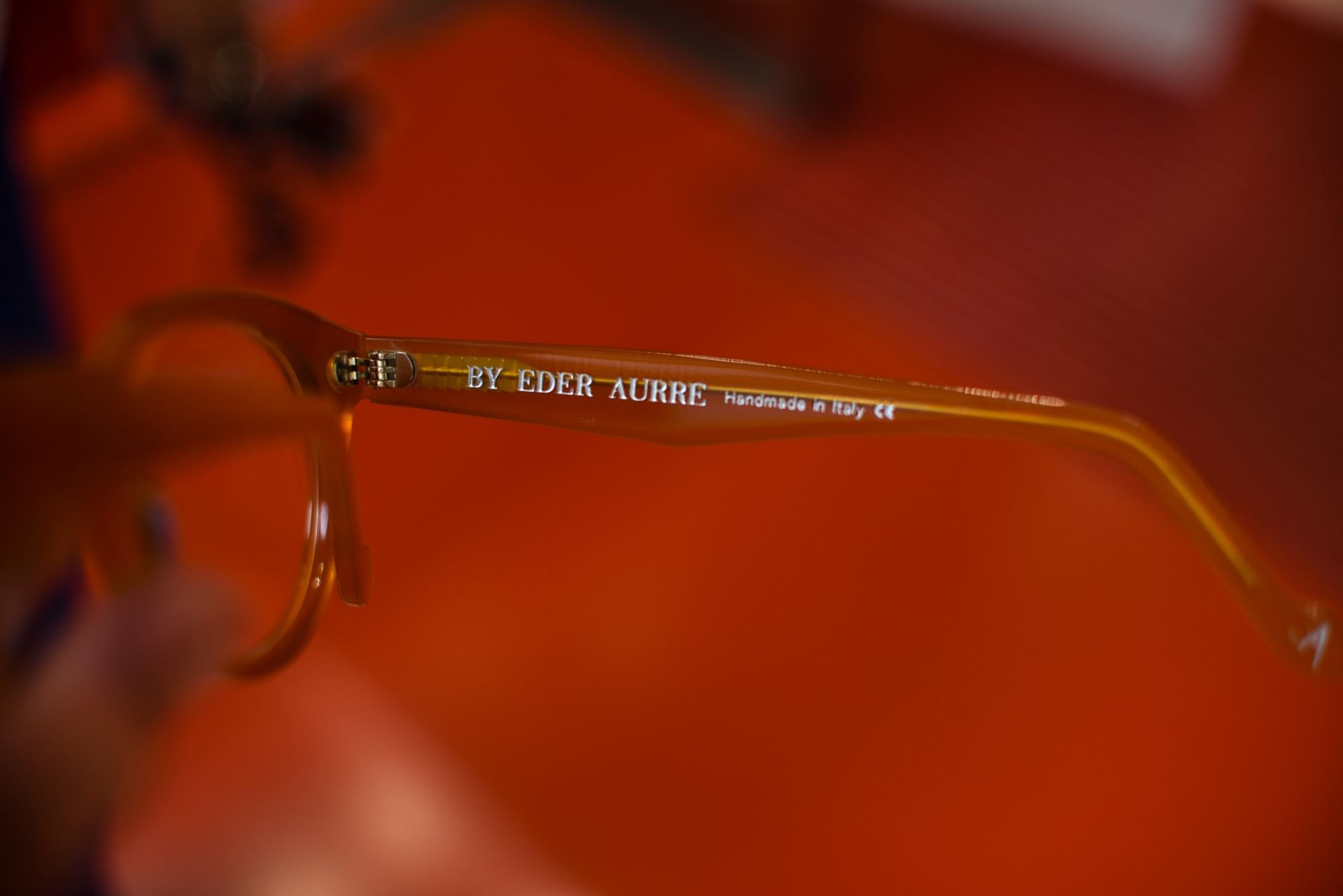 El diseñador Eder Aurre lanza las gafas del verano junto a una óptica mítica de Portugalete