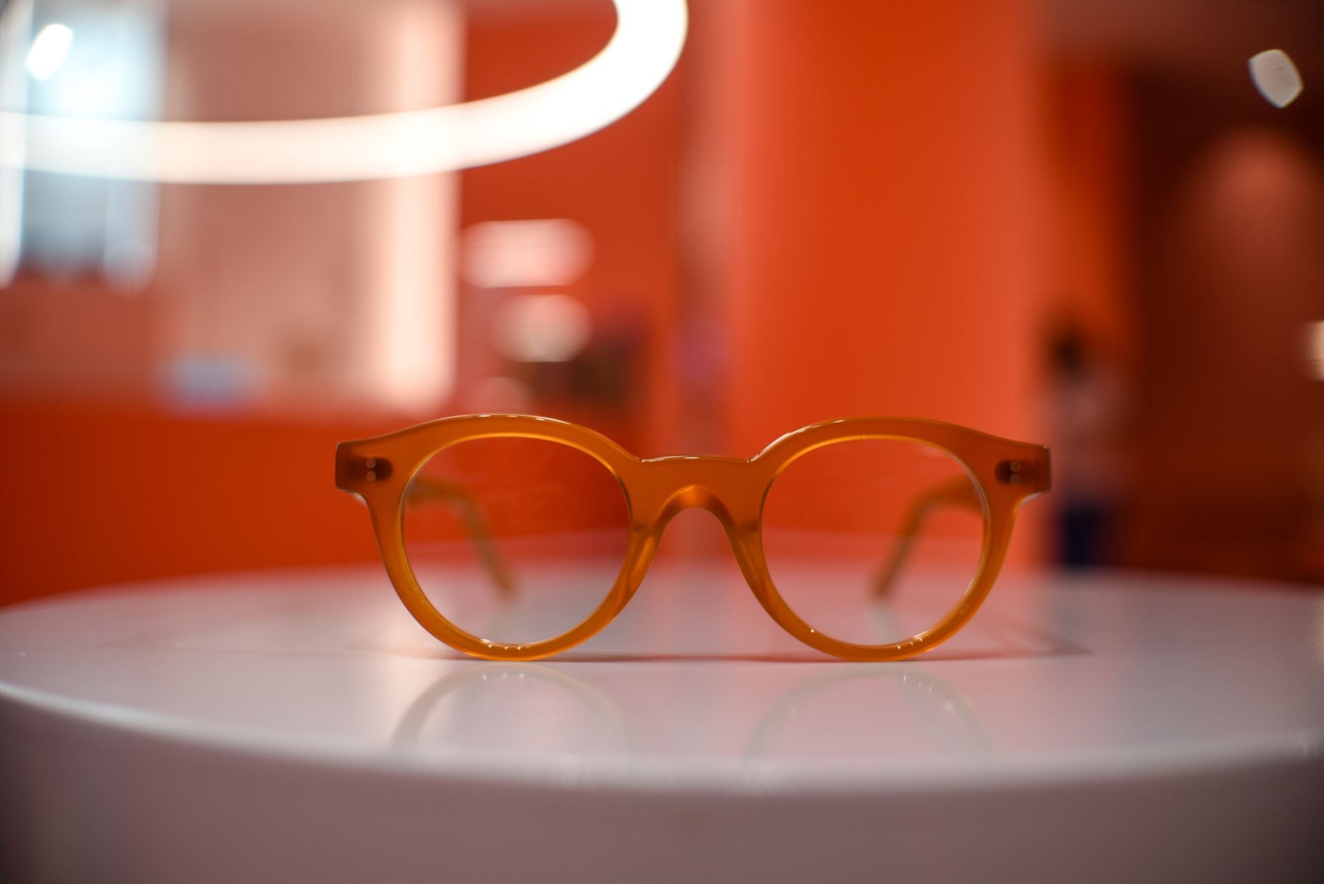 El diseñador Eder Aurre lanza las gafas del verano junto a una óptica mítica de Portugalete