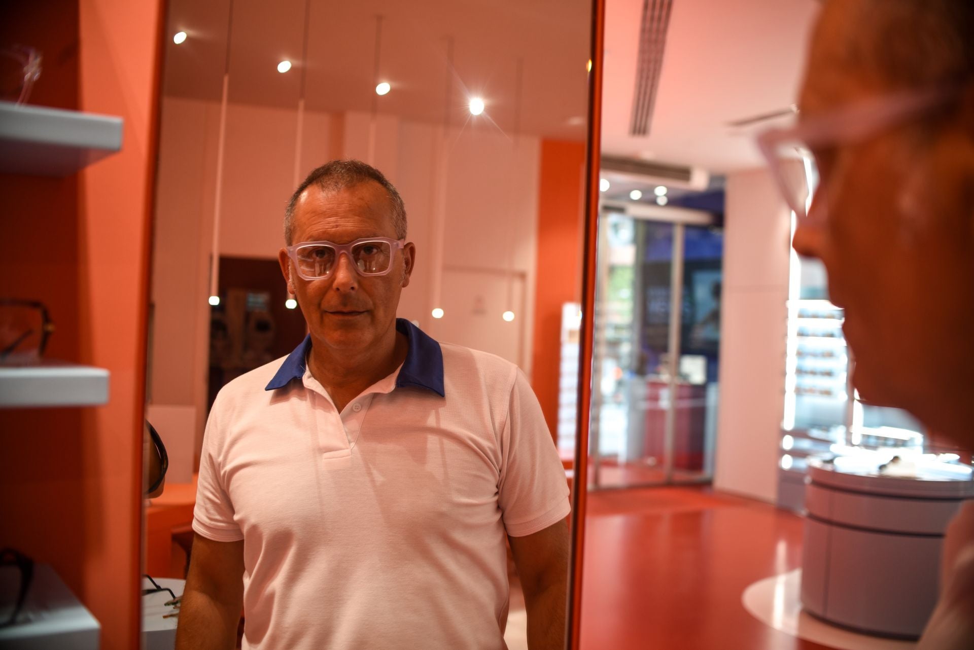 El diseñador Eder Aurre lanza las gafas del verano junto a una óptica mítica de Portugalete
