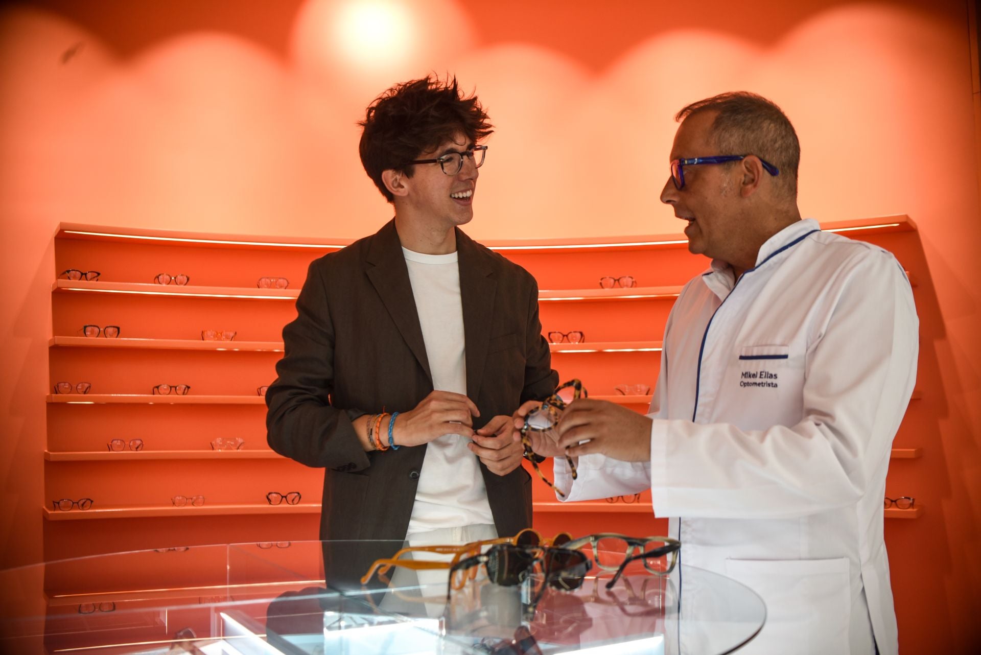 El diseñador Eder Aurre lanza las gafas del verano junto a una óptica mítica de Portugalete