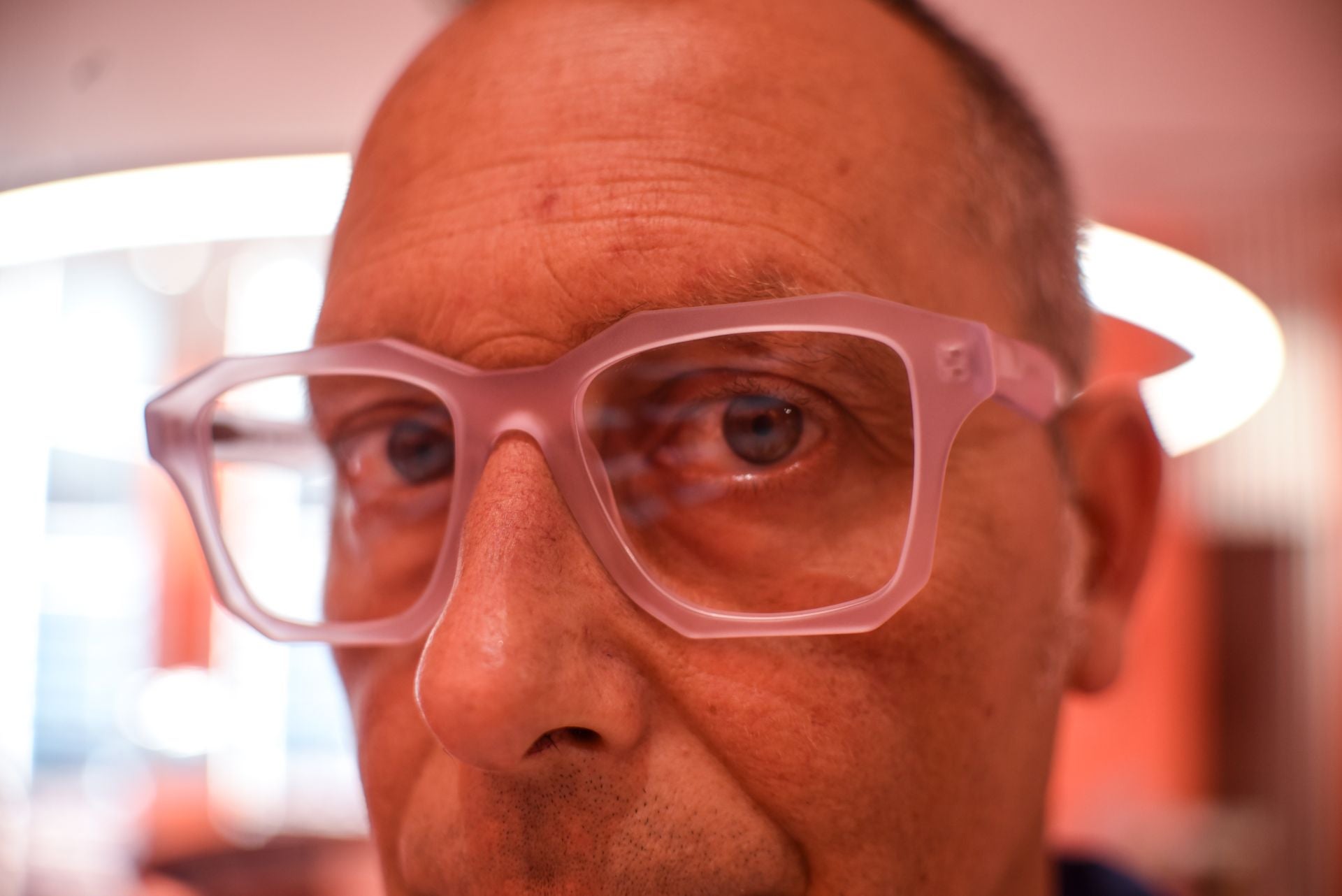 El diseñador Eder Aurre lanza las gafas del verano junto a una óptica mítica de Portugalete