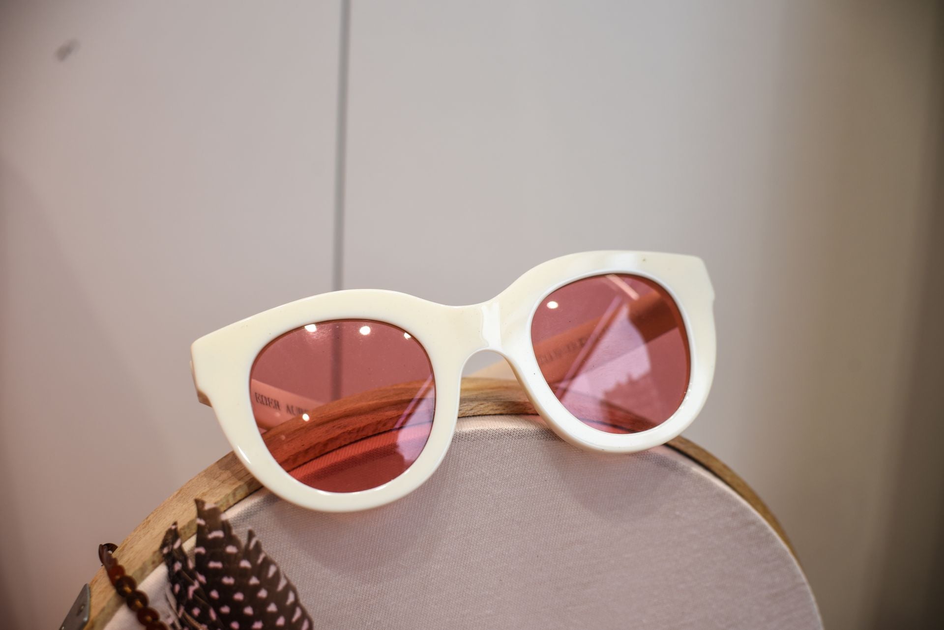 El diseñador Eder Aurre lanza las gafas del verano junto a una óptica mítica de Portugalete