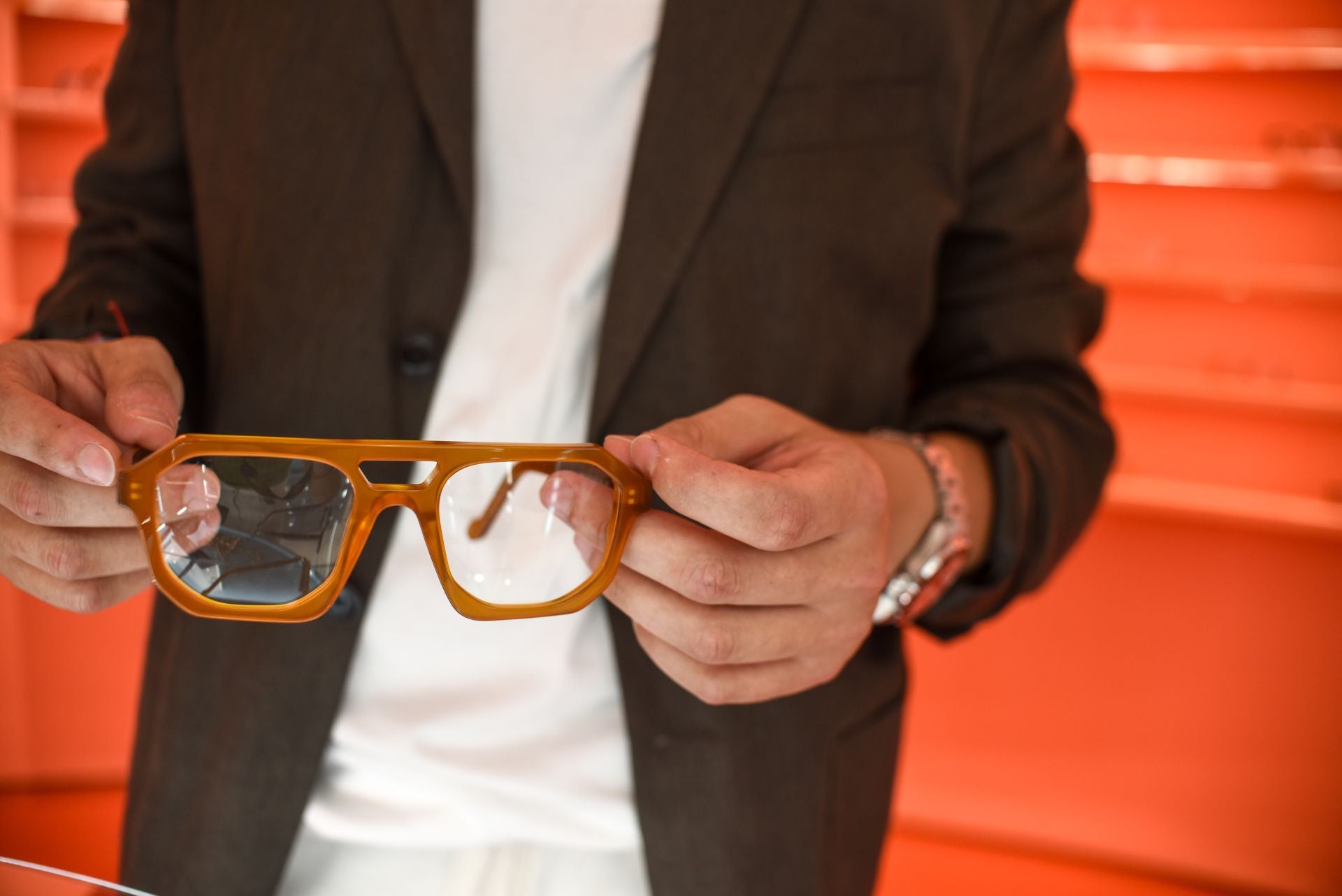 El diseñador Eder Aurre lanza las gafas del verano junto a una óptica mítica de Portugalete