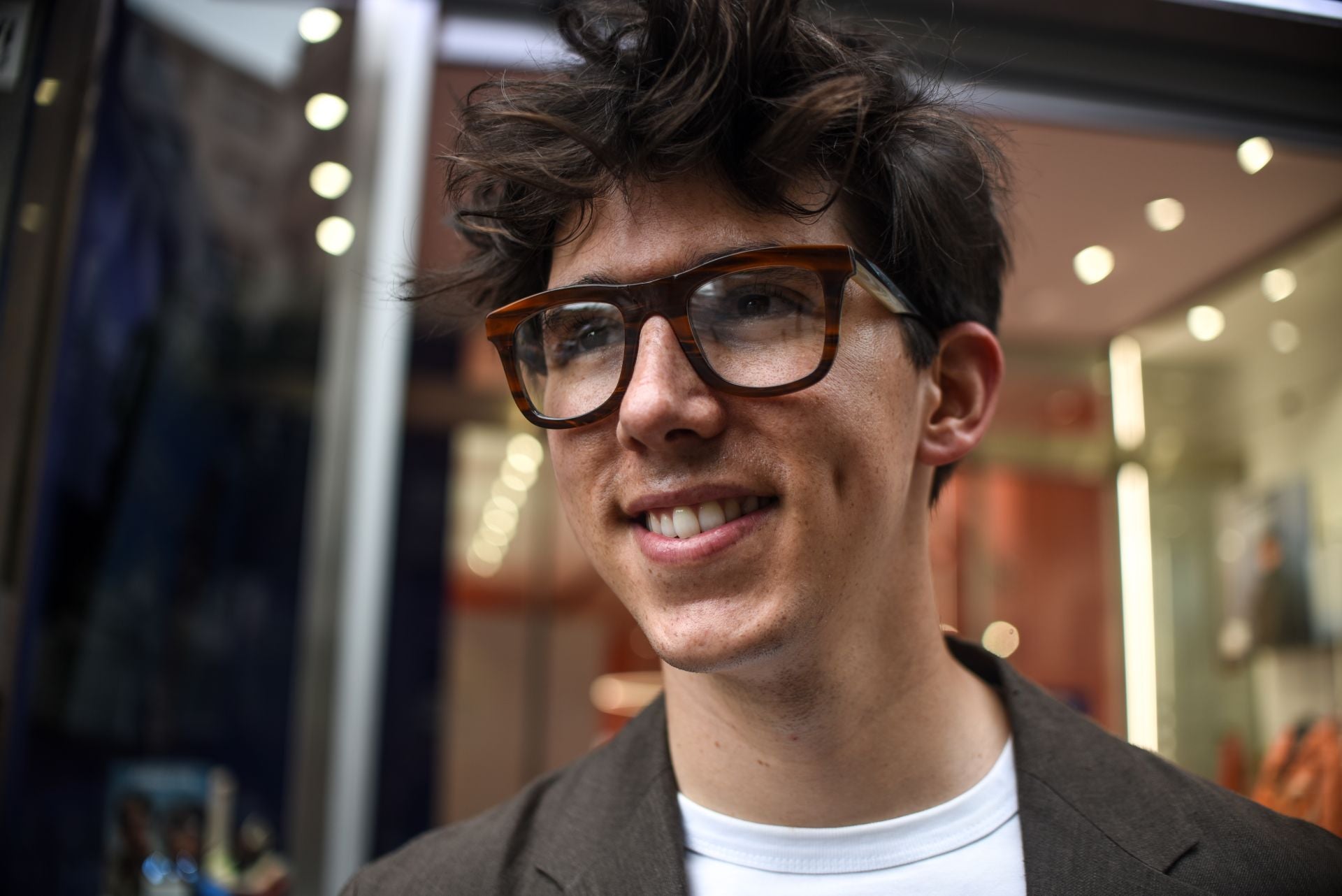 El diseñador Eder Aurre lanza las gafas del verano junto a una óptica mítica de Portugalete