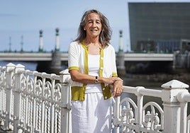 La delegada del Gobierno de España en Euskadi posa en el centro de San Sebastián, con el Kursaal de fondo.