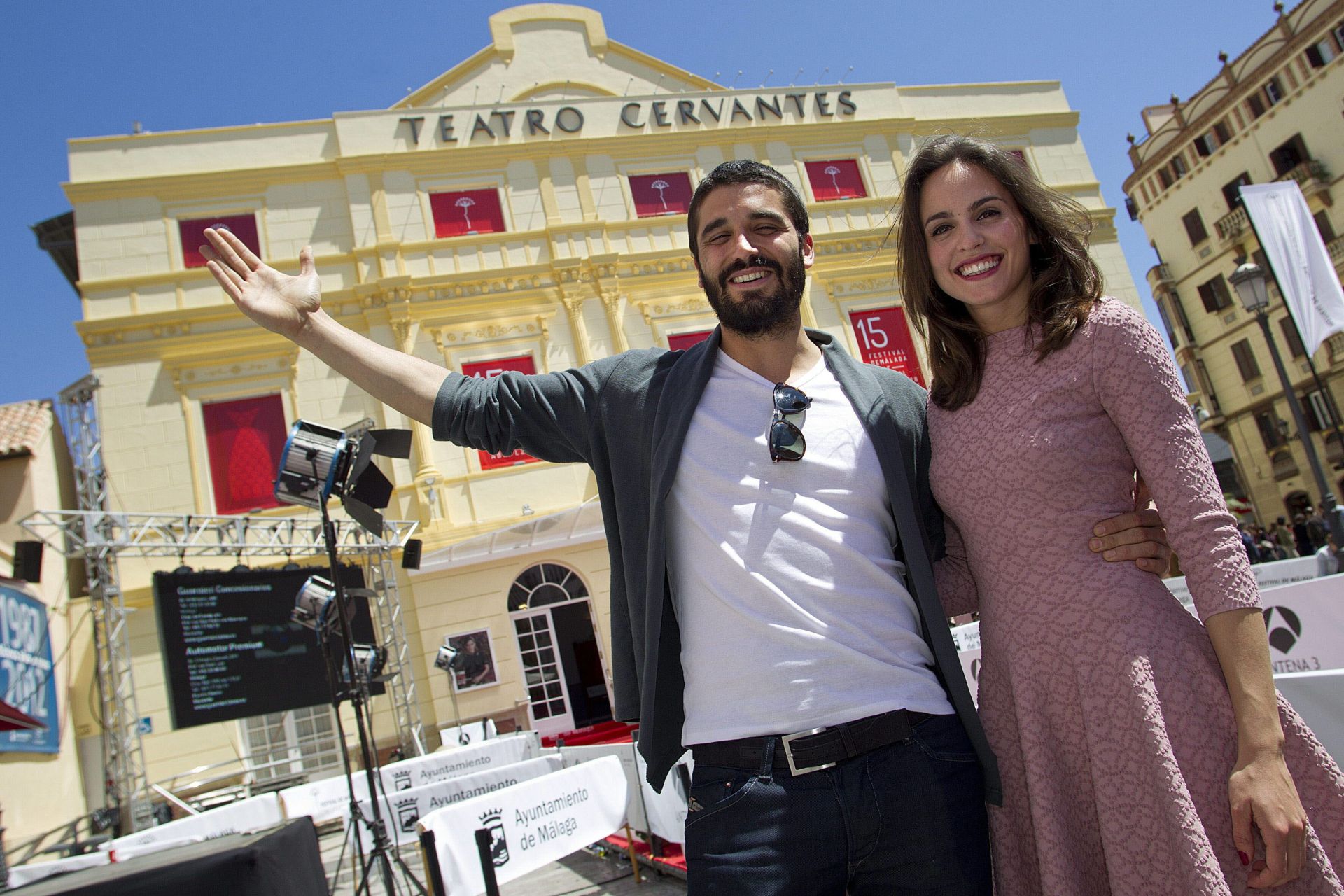 Los actores Verónica Echegui y Álex García, posan delante del Teatro Cervantes de Málaga donde presentaron la película «Seis puntos sobre Emma».