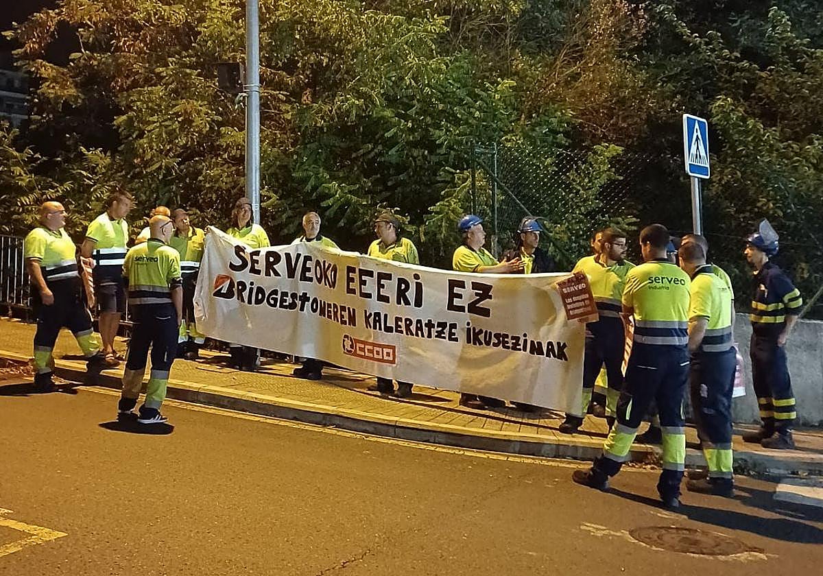 Los trabajadores se han citado a primera hora antes de la reunión prevista a mediodía.