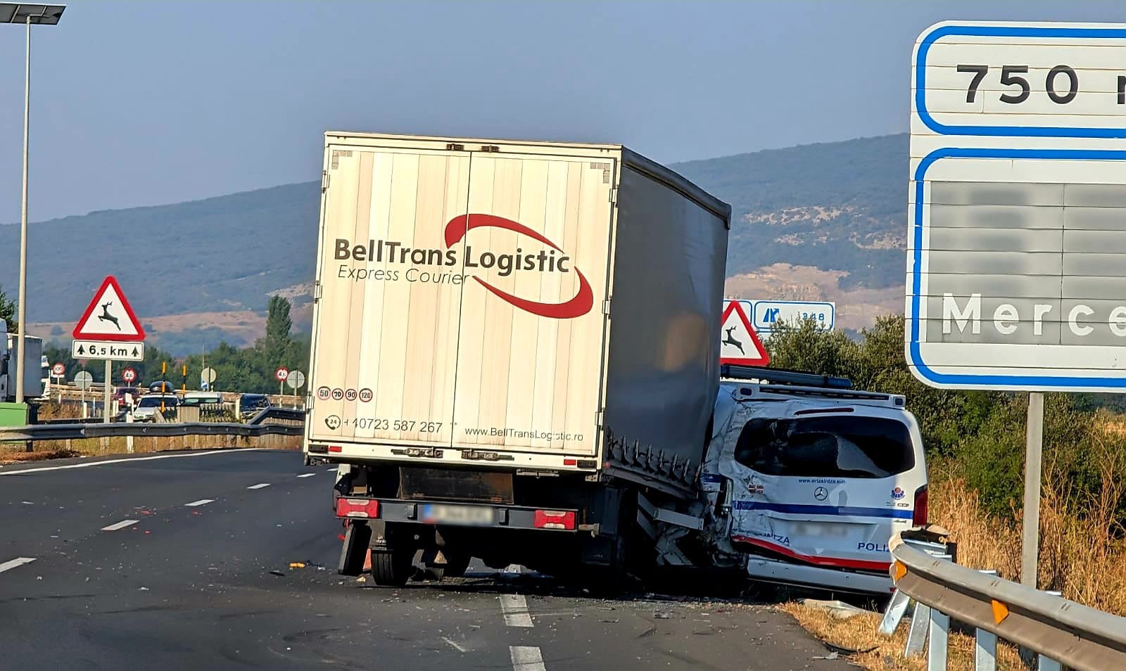 El camión ha impactado de lleno contra el lateral derecho del vehículo de la Ertzaintza.