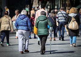 Peatones en las calles de Bilbao.