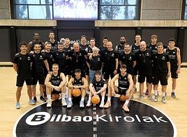 Jugadores, técnicos y auxiliares del Bilbao Basket comienzan la pretemporada en Artxanda.
