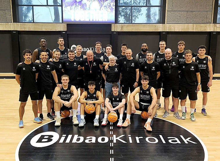 Jugadores, técnicos y auxiliares del Bilbao Basket comienzan la pretemporada en Artxanda.