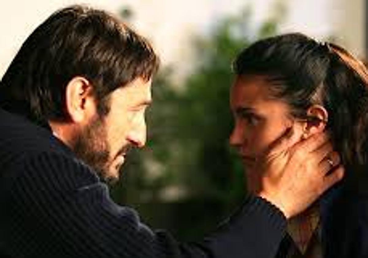 Escena de 'La casa de mi padre' (2008), de Gorka Merchán, con Carmelo Gómez en el papel de un empresario amenazado por ETA y Verónica Echegui como su hija, Sara.