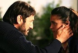 Escena de 'La casa de mi padre' (2008), de Gorka Merchán, con Carmelo Gómez en el papel de un empresario amenazado por ETA y Verónica Echegui como su hija, Sara.